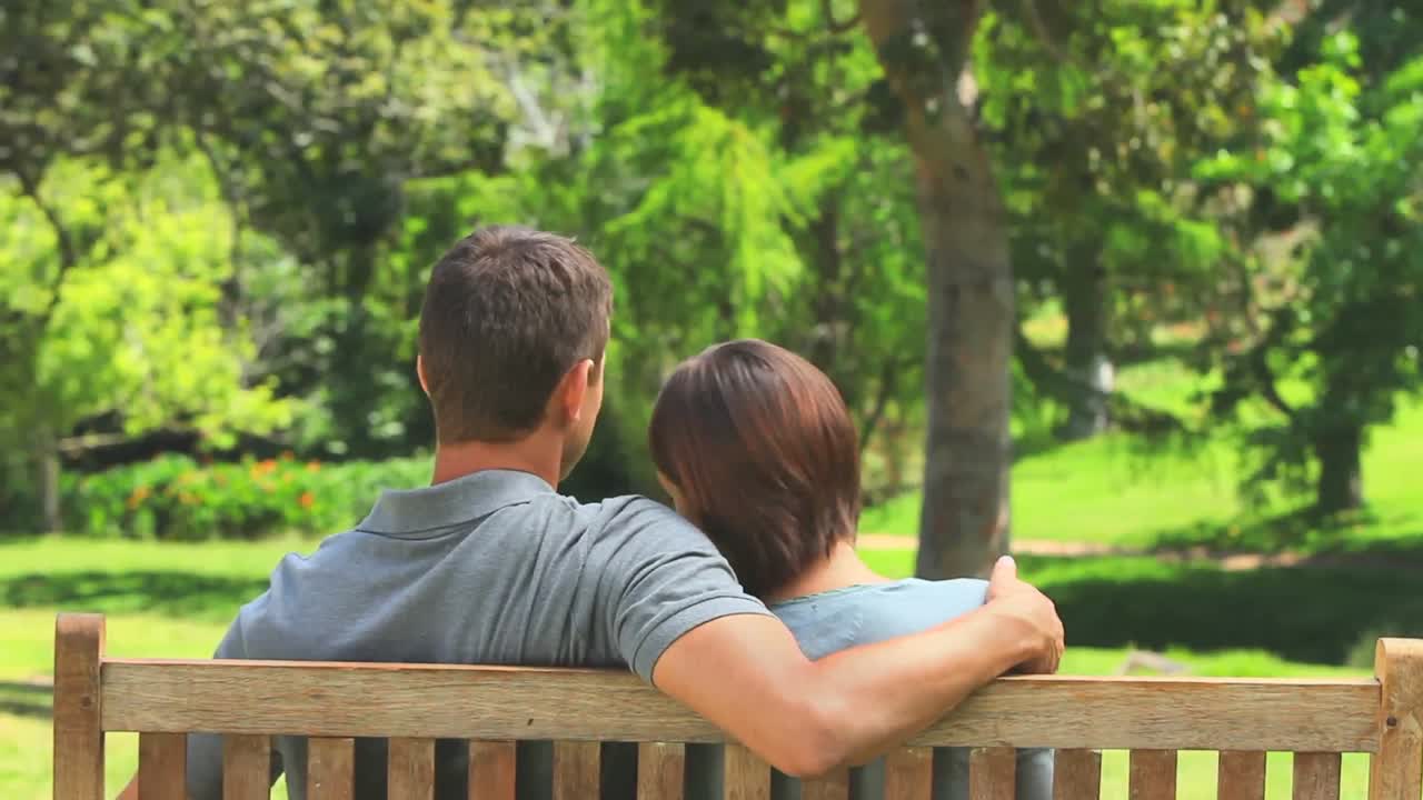 벤치 에 있는 젊은 부부