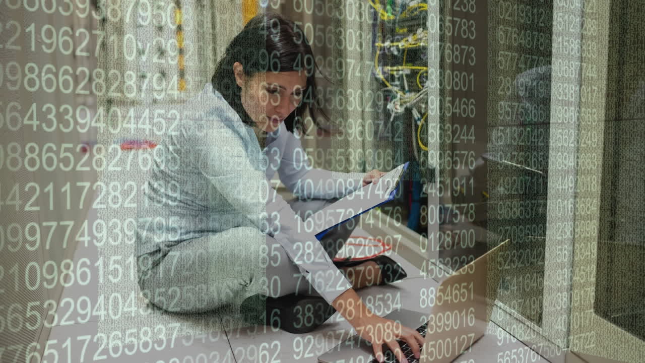 mujer trabajando en la sala de servidores y gran cantidad de datos