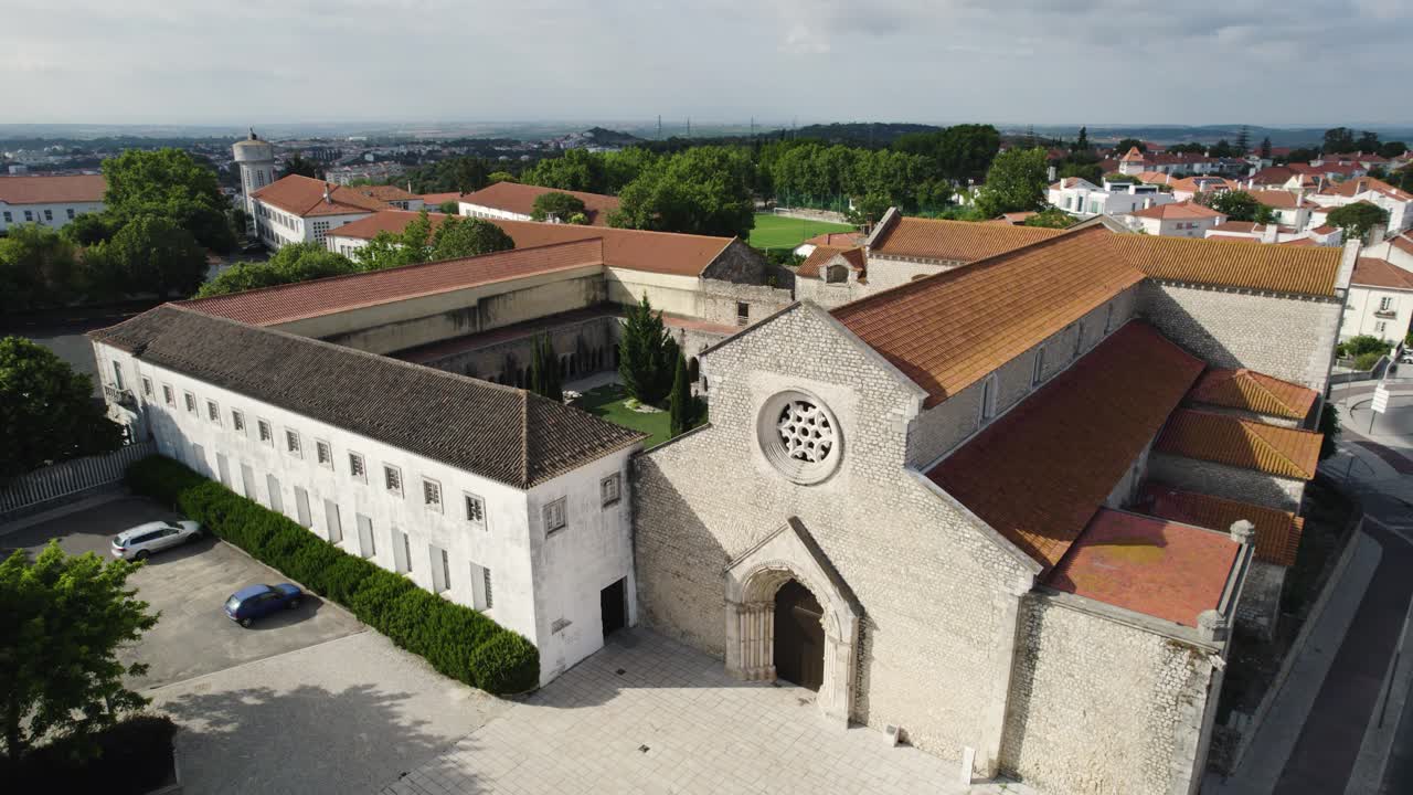 el convento de são francisco en santarém, portugal, vista desde el aire
