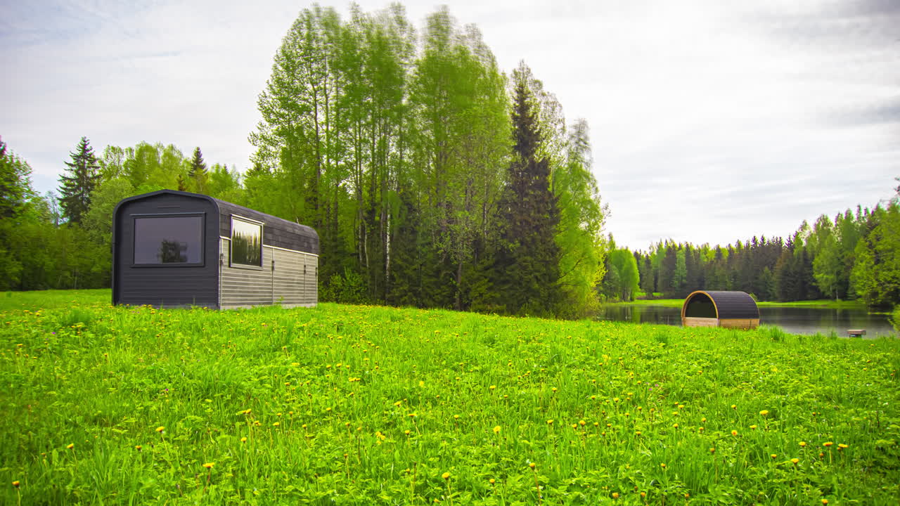 Timelapse di baita primaverile o estiva e sauna a botte nella natura selvaggia