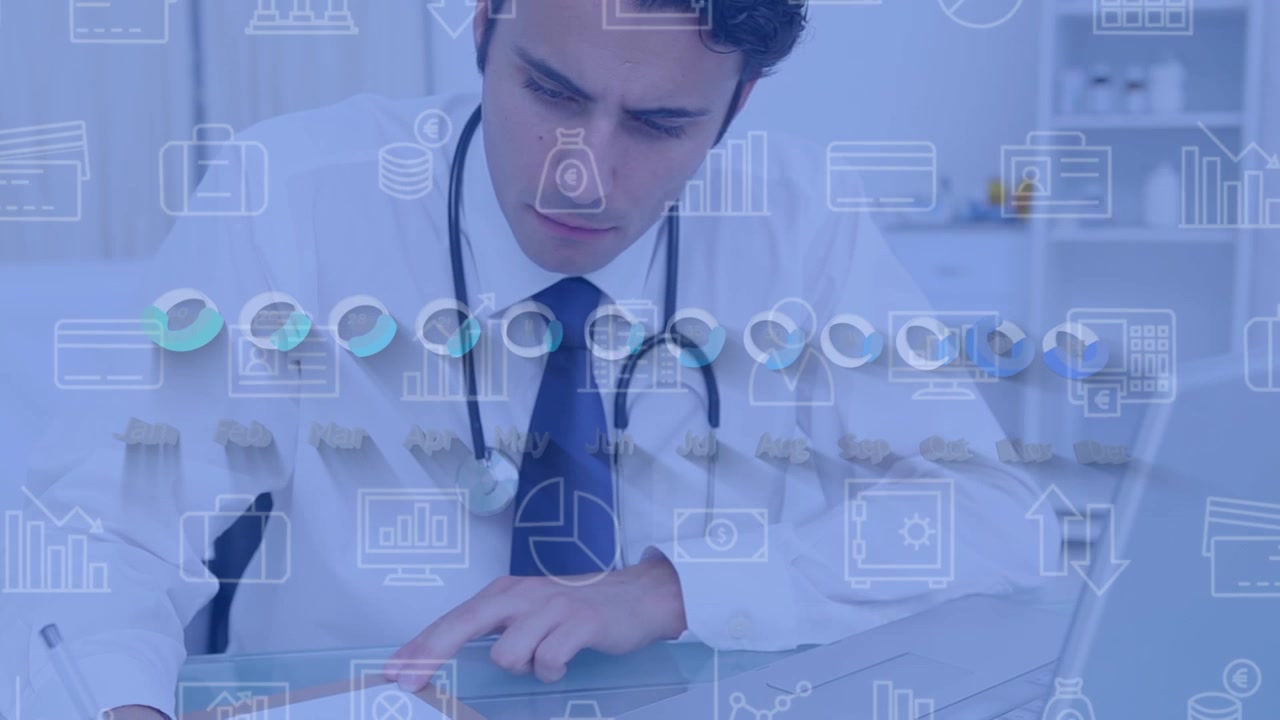 Medico che Lavora alla Scrivania con Sovrapposizione di Dati Finanziari Digitali