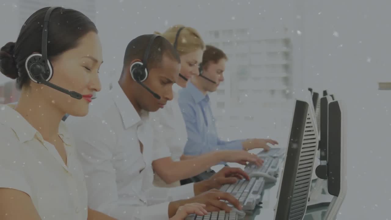 partículas blancas flotando contra el equipo de ejecutivos de atención al cliente que trabajan en la oficina