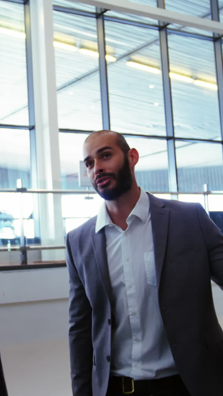 personas de negocios interactuando en una escalera mecánica