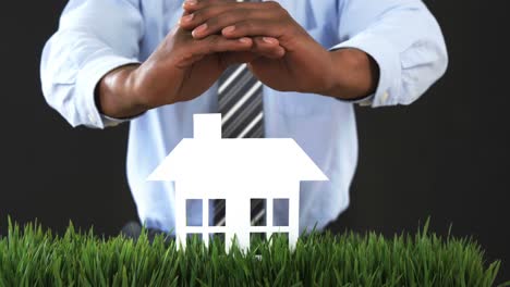sección media del hombre de negocios con modelo de casa