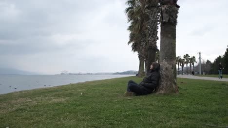 Adolescente-Descansa-En-El-Parque