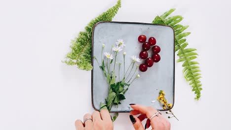 elegante arreglo de platos con uvas y flores