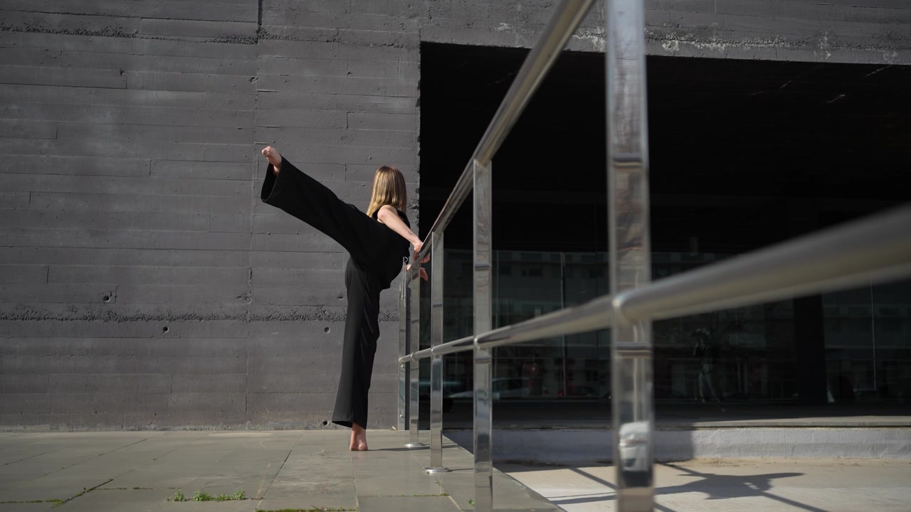 Pose di danza dinamiche sullo sfondo di un'architettura moderna imponente sono accattivanti.