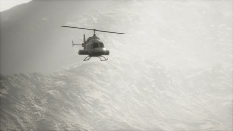helicóptero volando en cámara lenta extrema cerca de las montañas con niebla