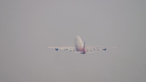 despegue de un avión de pasajeros de fuselaje ancho