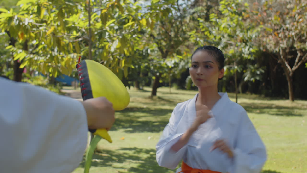 V1-0015_2023.12.14 DI Trung Crossmedia People practising taekwondo00000000.mov