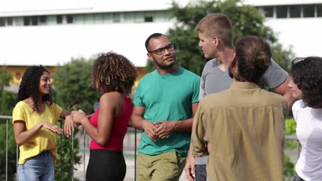 hombres y mujeres multirraciales hablando al aire libre