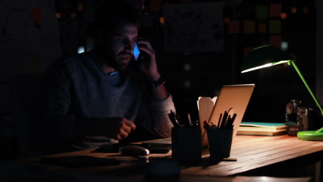 Casual-businessman-eating-noodles-at-night