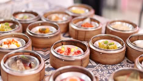 variedad de platos de dim sum que se sirven