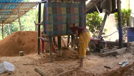 Crushing-Rocks-at-Small-Indonesian-Gold-Mine