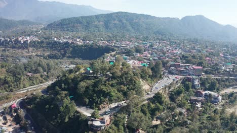 Vista-Aérea-De-Drones-De-Una-Carretera-Y-Vehículos-Desde-Arriba