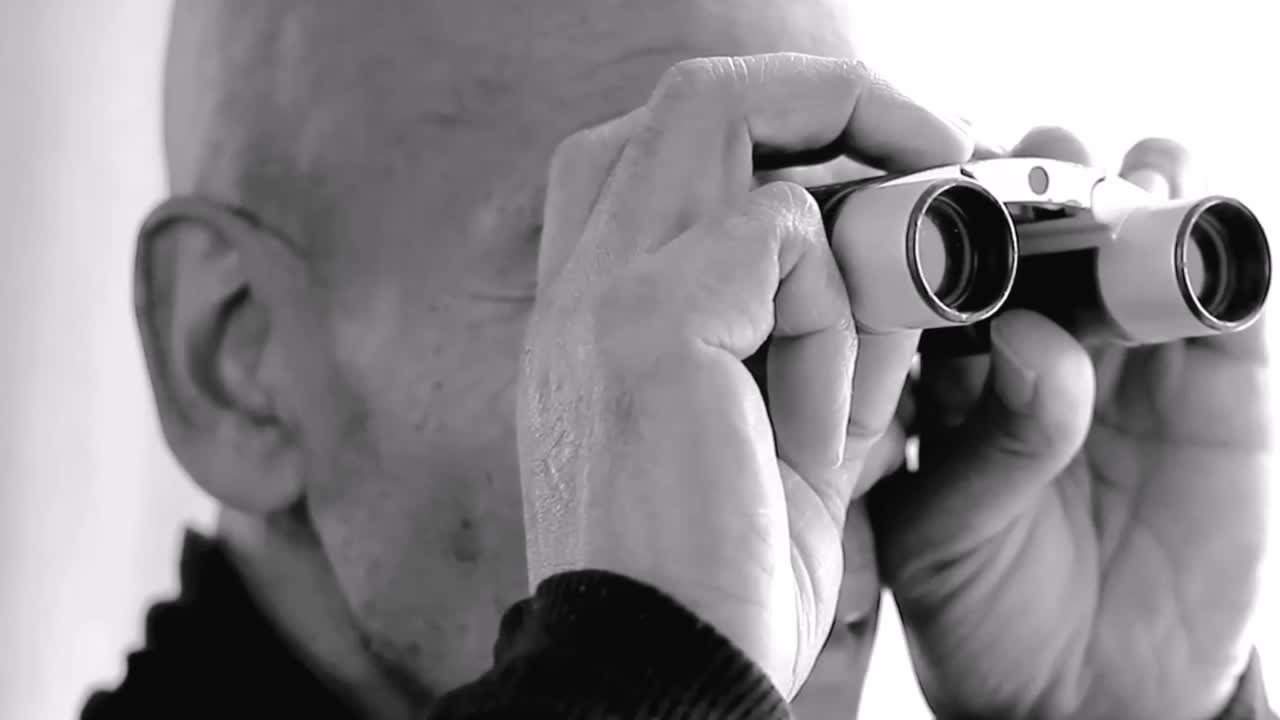 mirando a través de binoculares mirar hacia el futuro con la gente stock video stock footage