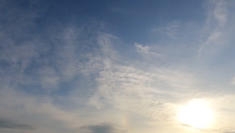 밝은 빛 광선은 극적인 황금 회색 구름을 통해 빛납니다.