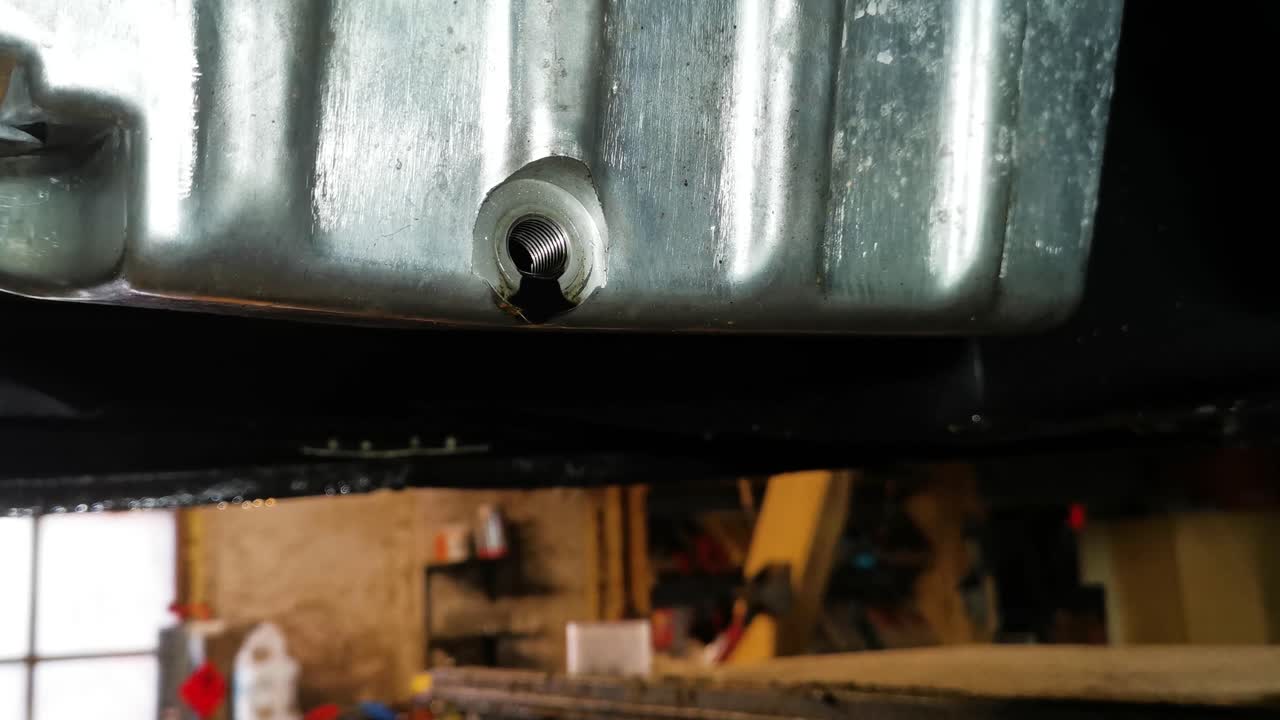 차량의 크랜커 케이스에서 기름이 흘러내리는, 근접 드 헬드