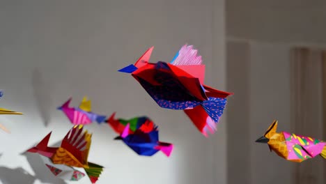 pájaros de origami de colores