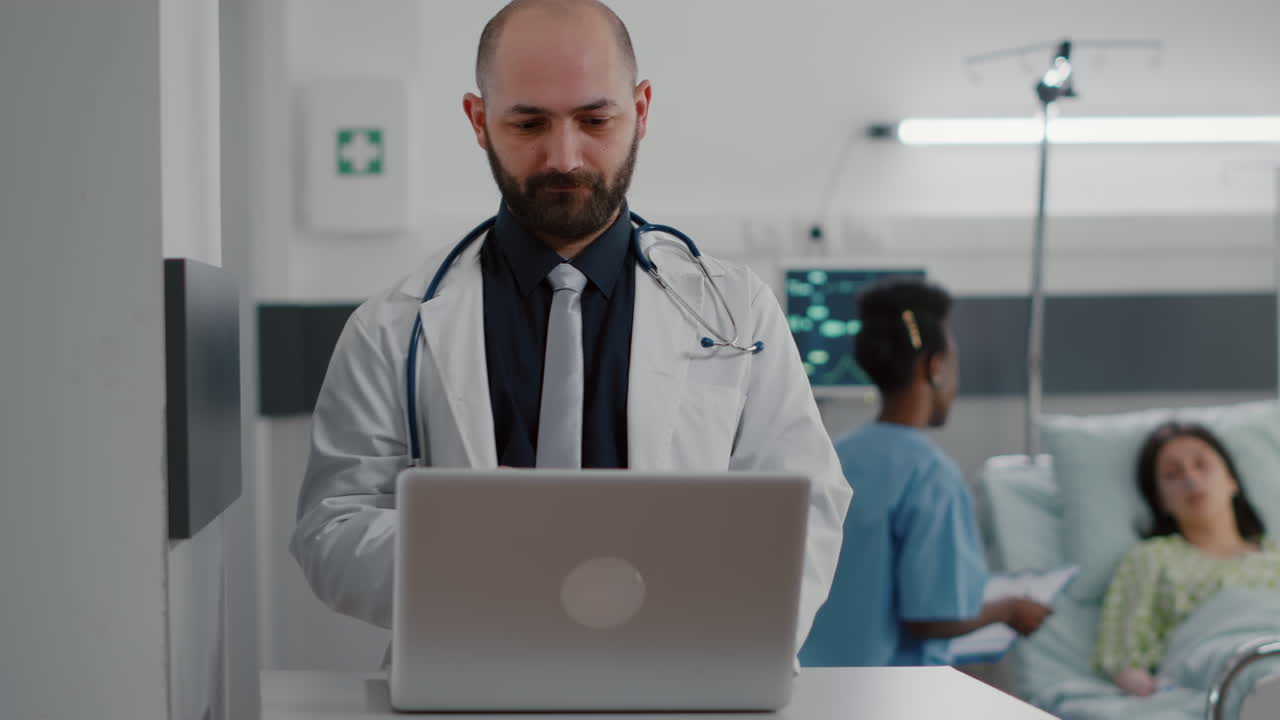 vista frontal del médico practicante escribiendo la experiencia de la enfermedad en la computadora