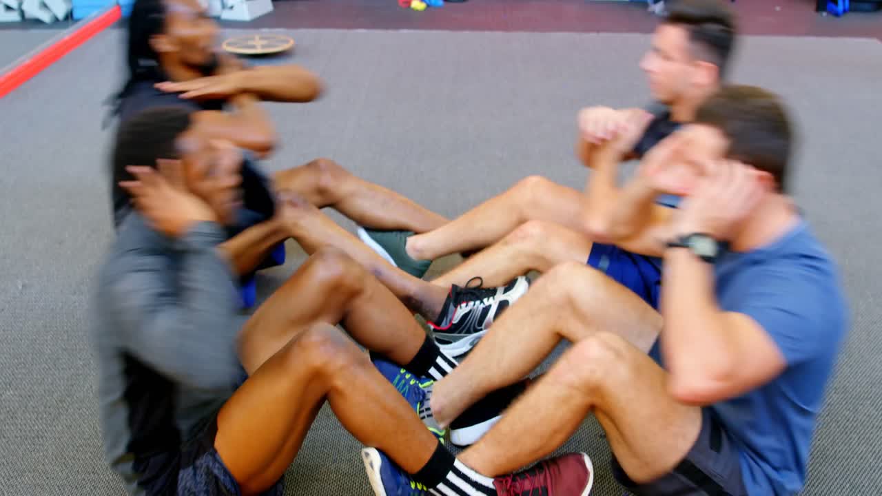 체육관 에서 크런치 를 하는 운동 선수 들 4k