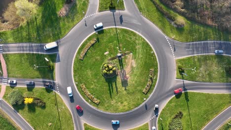 vista aérea de la intersección de la rotonda de la carretera con tráfico pesado en movimiento rápido. cruce de transporte circular urbano