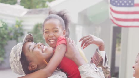 Animación-De-Feliz-Soldado-Afroamericano-Madre-E-Hija-Abrazándose-Y-Abrazándose