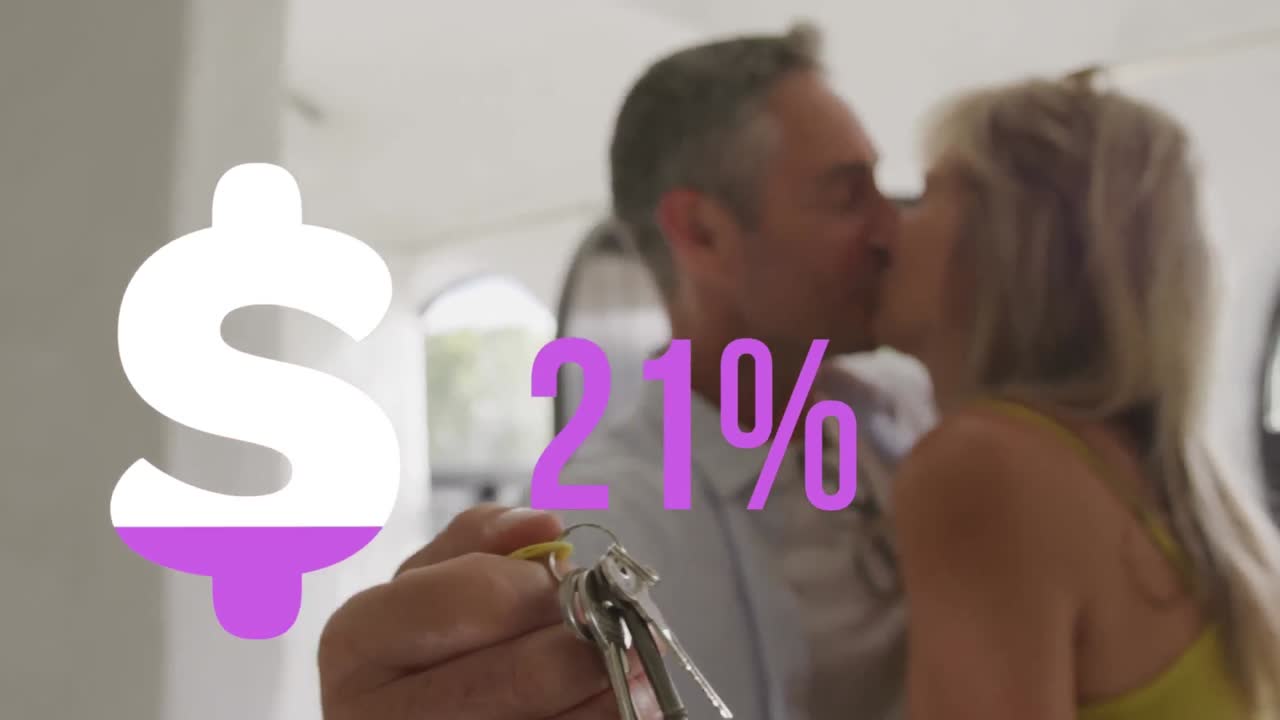 animación del porcentaje y el signo de dólar en púrpura sobre una pareja feliz con llaves de la casa en un nuevo hogar