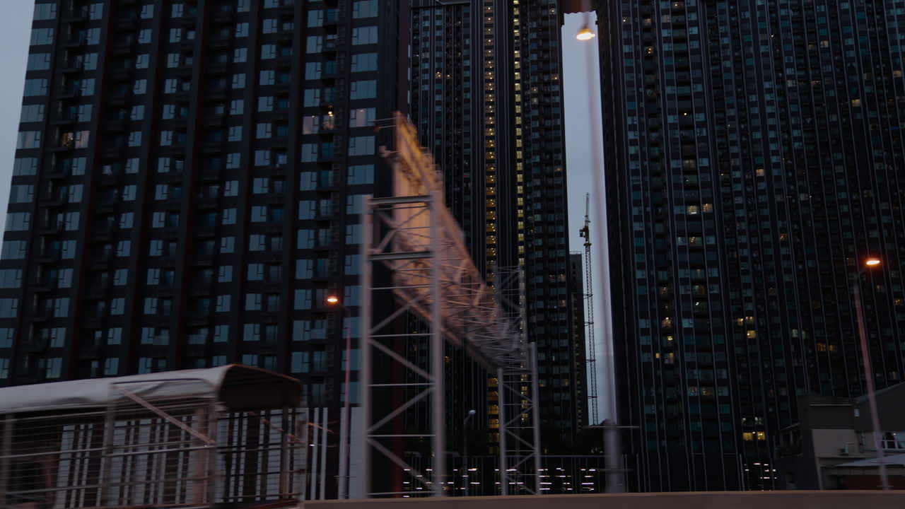 enorme complejo de viviendas en condominio urbano, condiciones de vida en apartamentos urbanos con espacio limitado, gueto urbano moderno