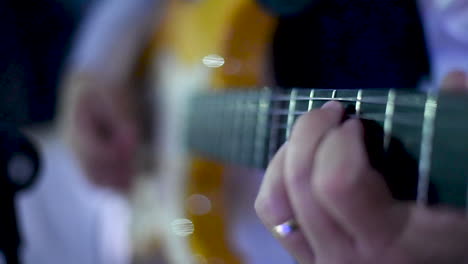Hand-Eines-Gitarristen,-Der-Eine-E-Gitarre-Spielt
