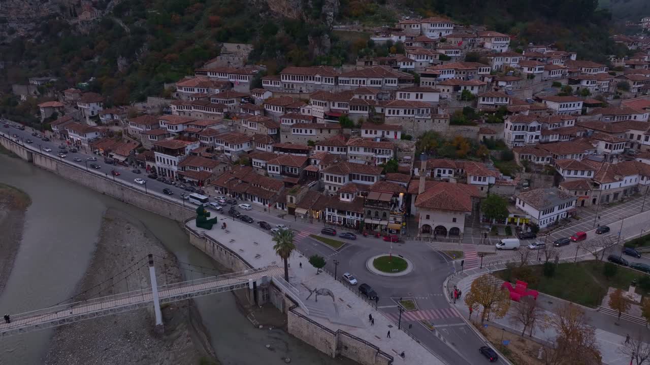 Pemandangan udara bangunan-bangunan batu Berat di tepi Sungai Osum, Albania