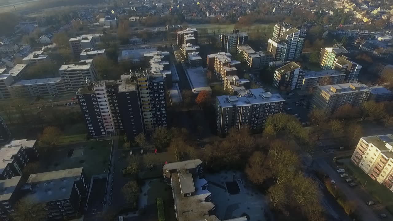 Drone avança sobre edifícios residenciais ao nascer do sol na Alemanha