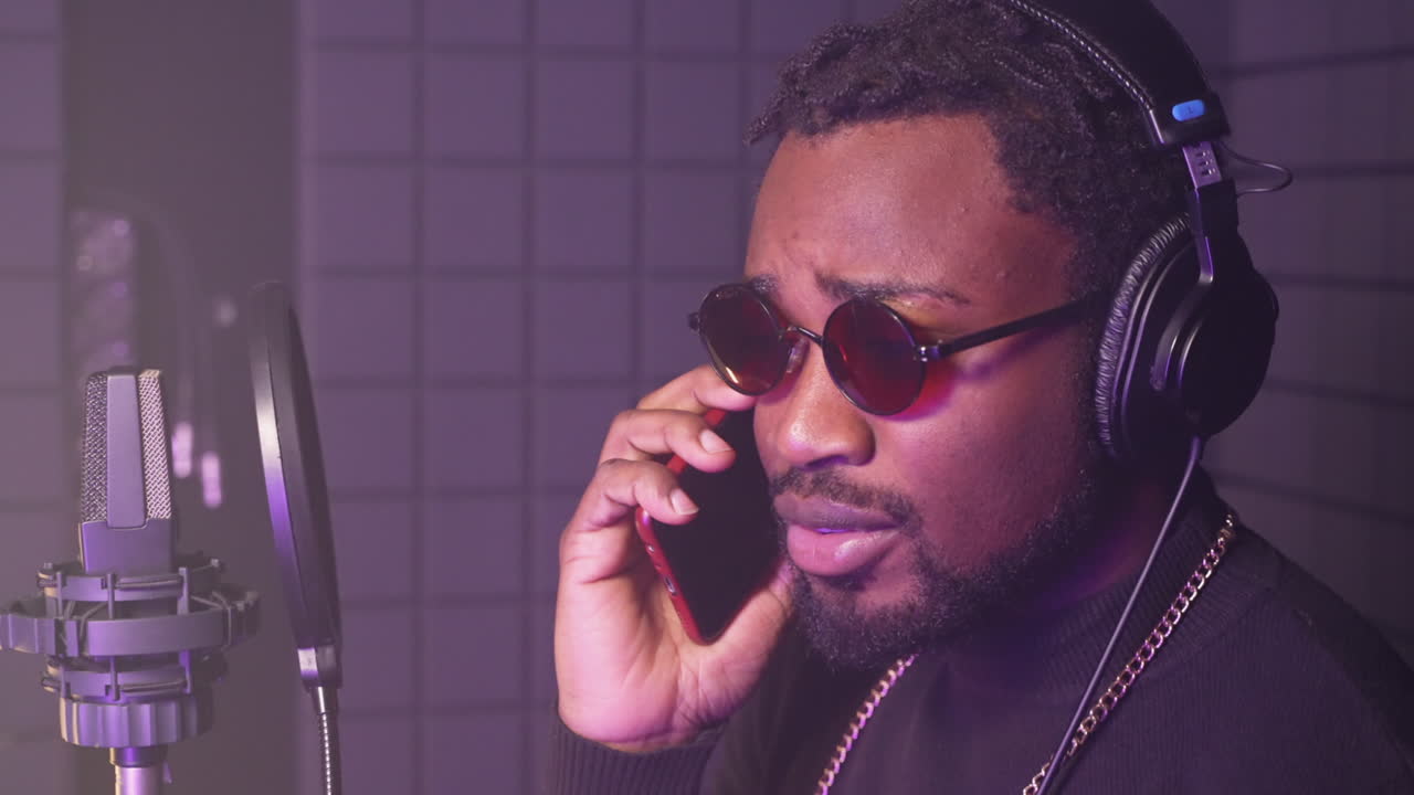 hombre grabando música en el estudio