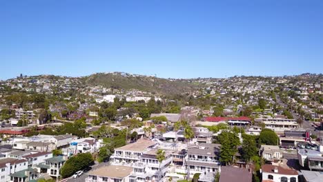 4K-Drohnenaufnahmen-Der-Skyline-Von-Laguna-Beach,-Kalifornien-An-Einem-Warmen,-Klaren,-Sonnigen-Tag-Mit-Blick-Auf-Strandgrundstücke