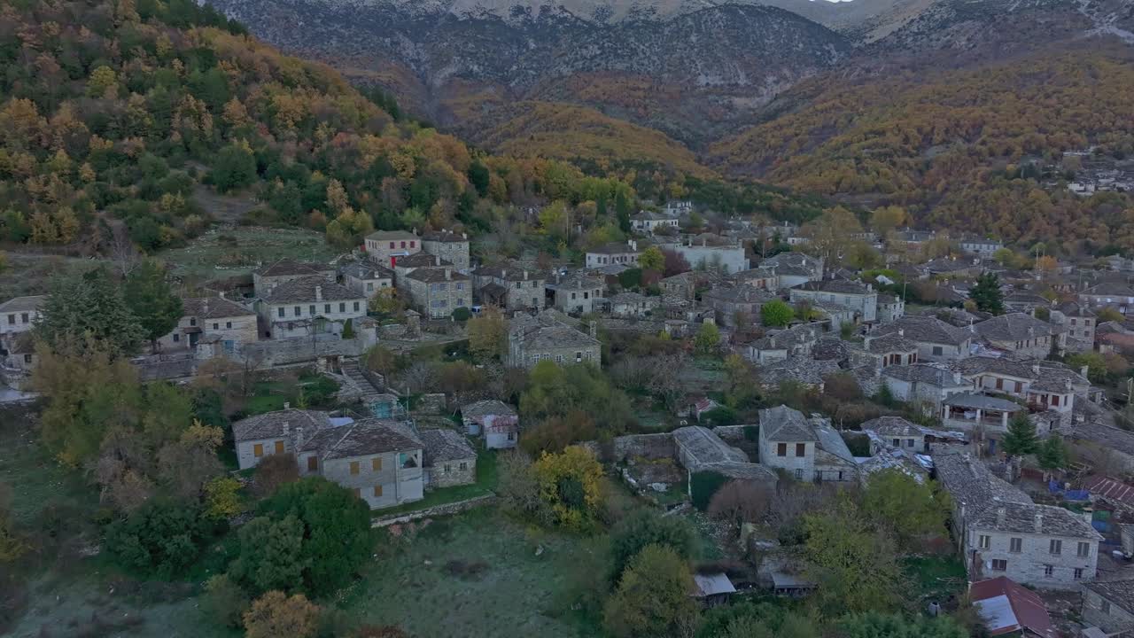Flygbild av en by i Epirus med traditionella stenbyggnader