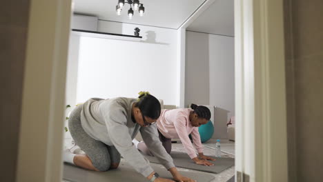 Mujeres-Haciendo-Deporte-En-Casa