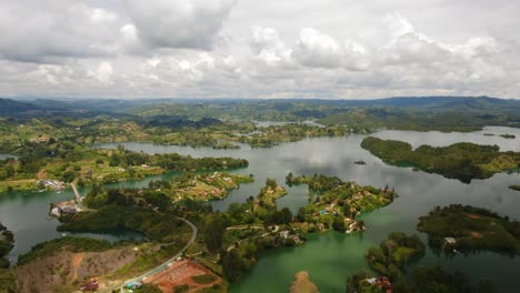 Guatape,-Medellin,-Kolumbien-Zeitrafferluft-über-Dem-Malerischen-Wasser-El-Peñol-Und-Den-Berühmten-Steinhügeln