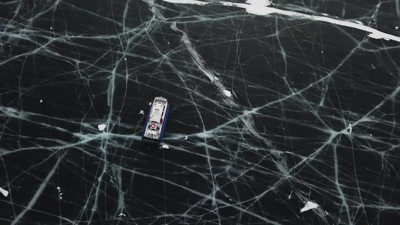 얼어붙은 호수 에 있는 배