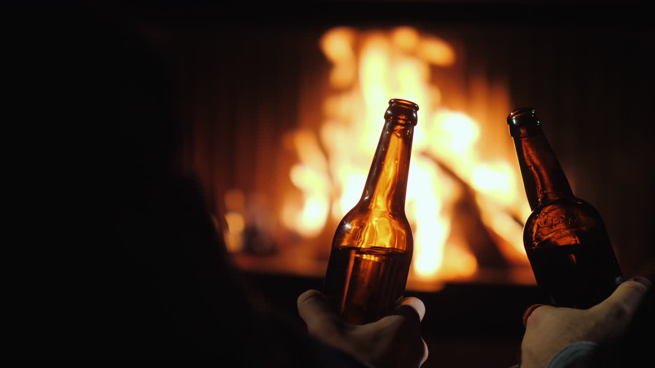 los hombres descansan con cerveza junto a la chimenea