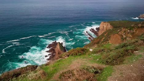 Drone-Reveal-of-Huge-Cliffs-with-Breaking-Ocean-Waves-in-Big-Sur,-Cali