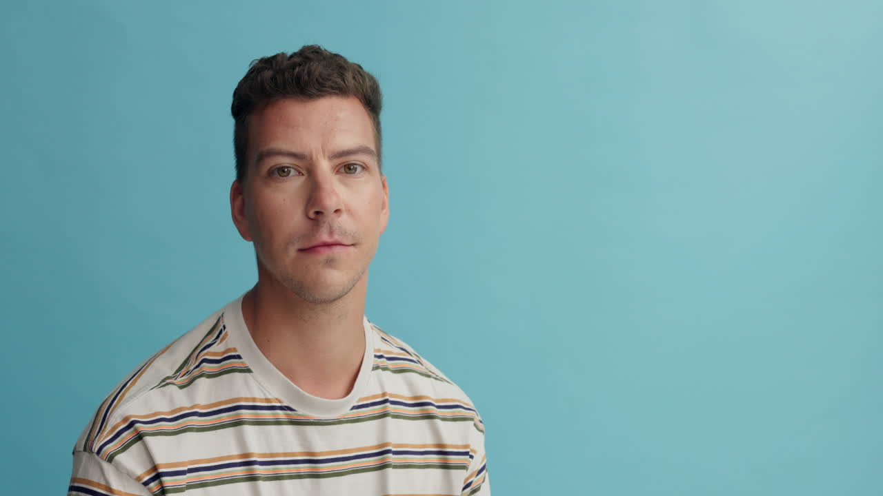 retrato de un hombre con camisa a rayas