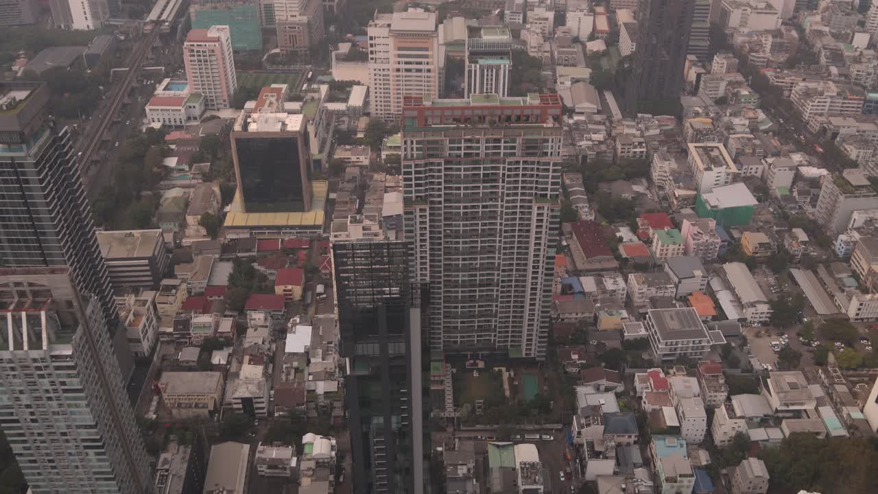 Vista de cima dos padrões de tráfego urbano no centro de Bangkok, a capital da Tailândia.