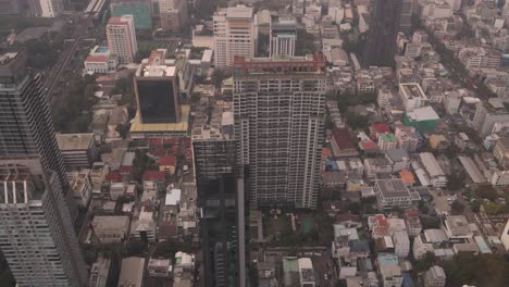 Mirando-Hacia-Abajo-Sobre-Los-Patrones-De-Tráfico-Urbano-En-El-Centro-De-Bangkok,-La-Capital-De-Tailandia