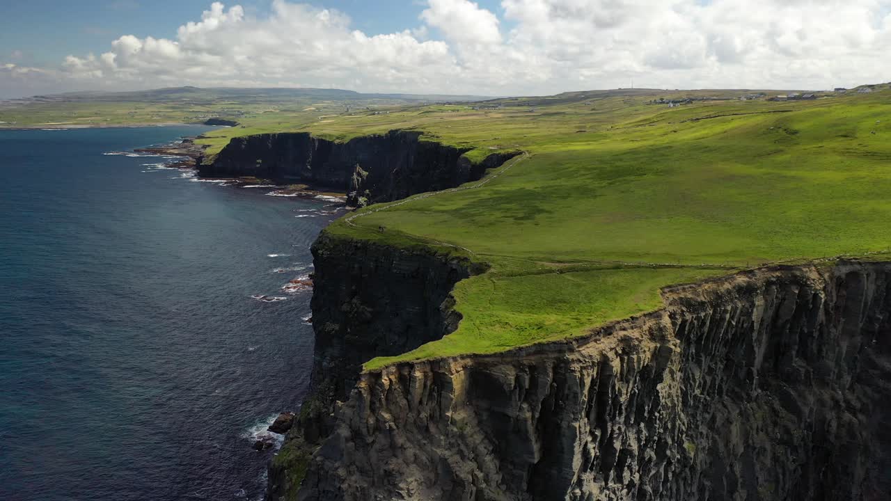 acantilados de moher precipicio escarpado, destino turístico de irlanda, vista aérea