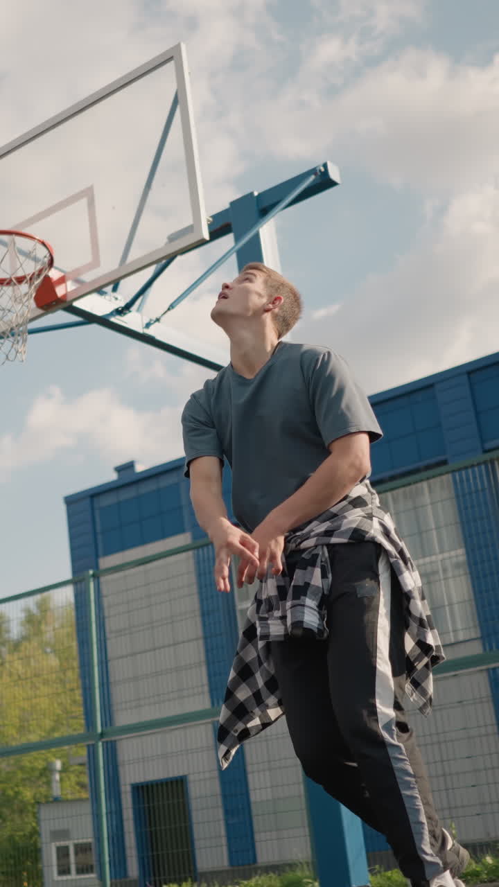 jugador de voleibol durante una sesión de entrenamiento rebotando el voleibol, girándolo en la mano antes de servir, capturado al aire libre en una arena deportiva con vegetación y edificio en el fondo