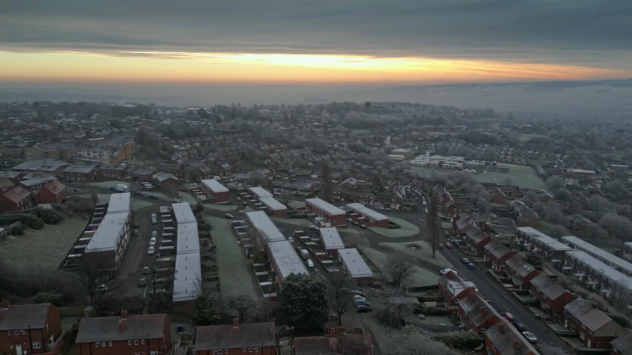 안개와 영하의 온도로 혹독한 겨울 추위를 묘사하는 영화 같은 항공 영상