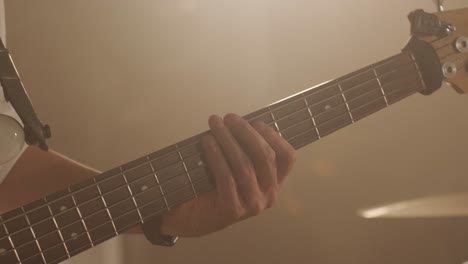 actuación en vivo de la banda con cantante, bajista, pianista, baterista y guitarrista