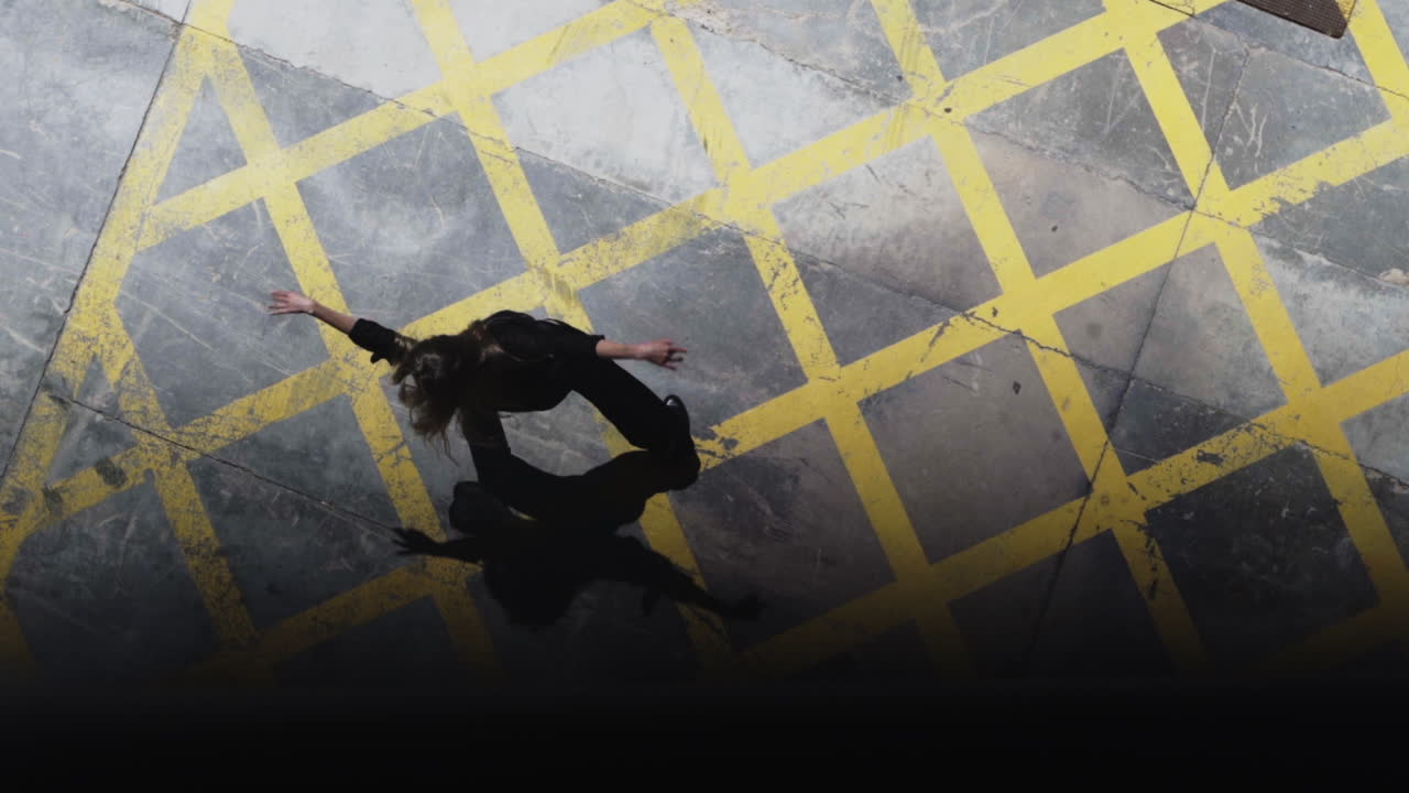 danza de ballet de flujo libre actuando en el estacionamiento de barcelona