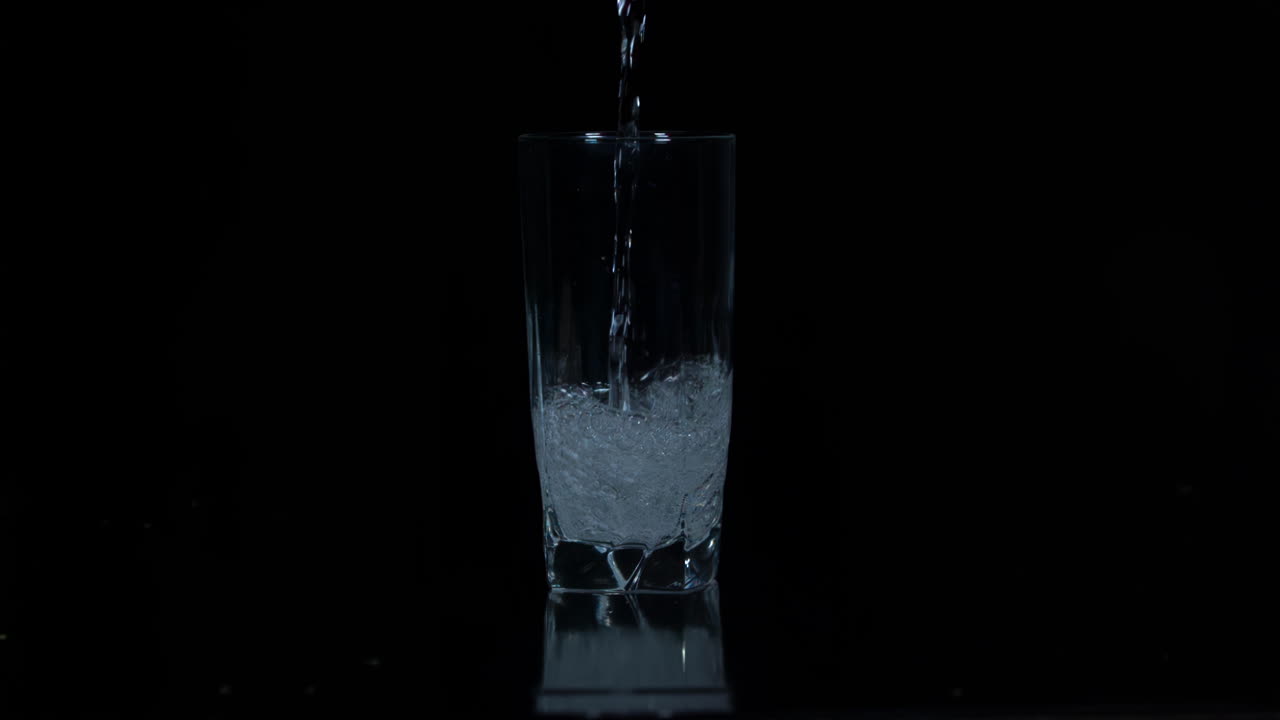 Acqua versata in un bicchiere
