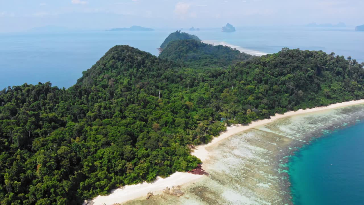 toma aérea del impresionante archipiélago de islas tropicales en el mar de andaman en tailandia - koh kradan, koh lanta y koh lipe